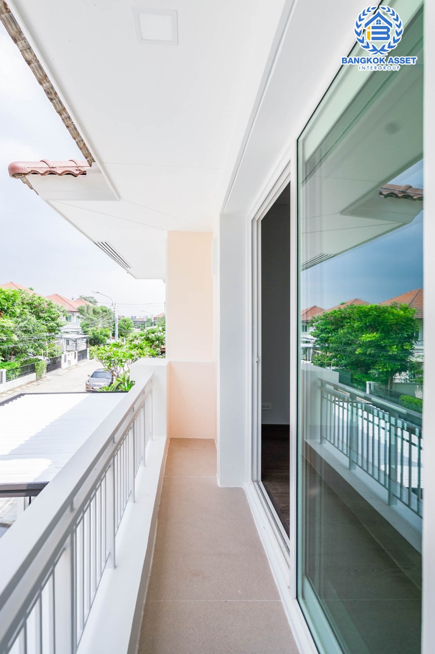 บ้านมือสองตกแต่งใหม่ คุณภาพแบรนด์ AP ม.เดอะเซนโทร รัตนาธิเบศร์-ราชพฤกษ์ หลังมุม ดีไซน์ Classic เนื้อที่ 58.2 ตร.ว. ฟังก์ชันจัดเต็ม 3 ห้องนอน 3 ห้องน้ำ จอดรถได้ 2 คัน บนทำเลศักยภาพ เชื่อมต่อหลายเส้นทางทั้ง ถ.ราชพฤกษ์ ,ถ.รัตนาธิเบศร์ และถ.กาญจนาภิเษก และเพียง 5 นาทีถึงรถไฟฟ้า "สถานีบางพลู"...